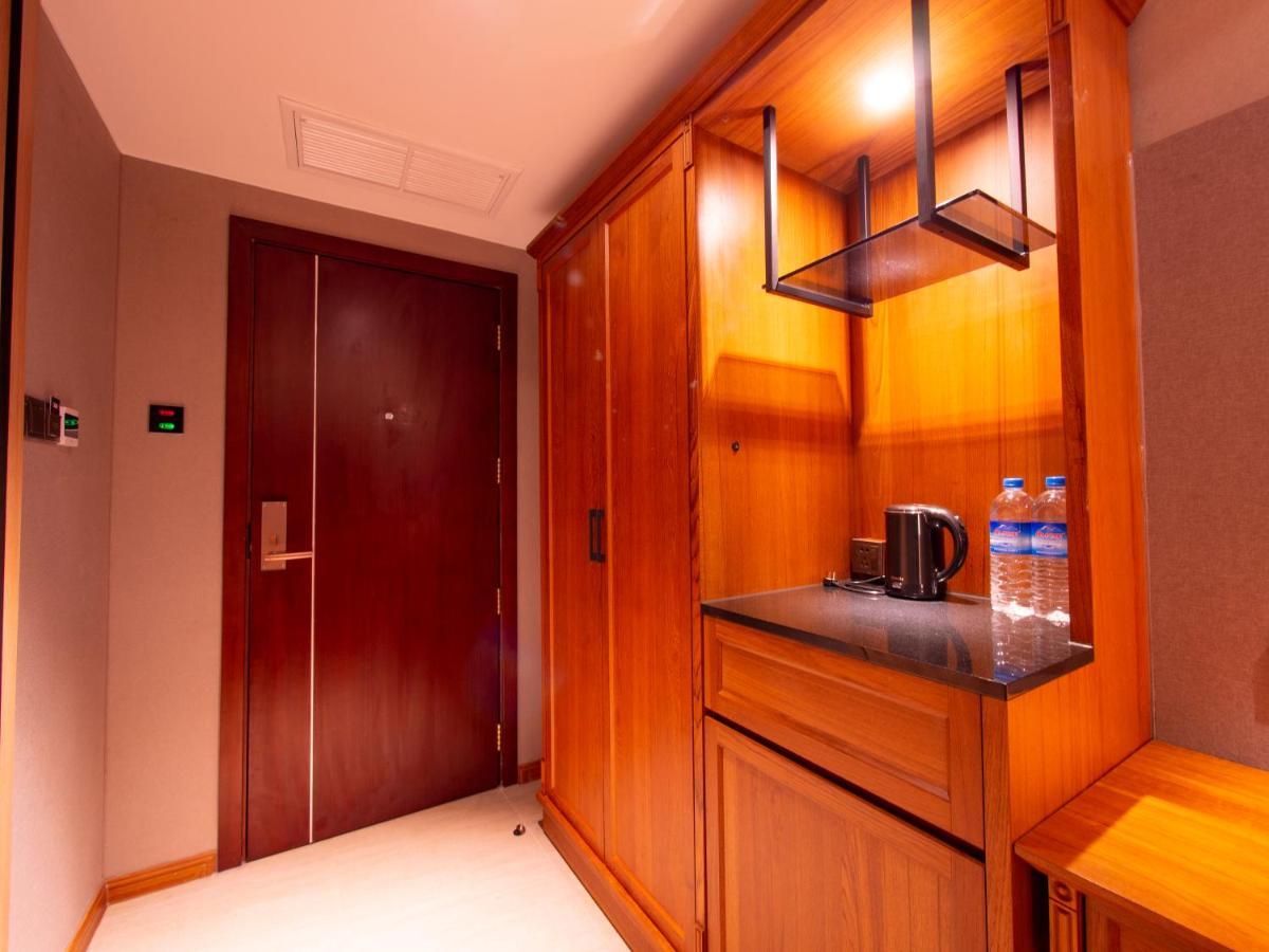 Prince Hotel 양곤 외부 사진