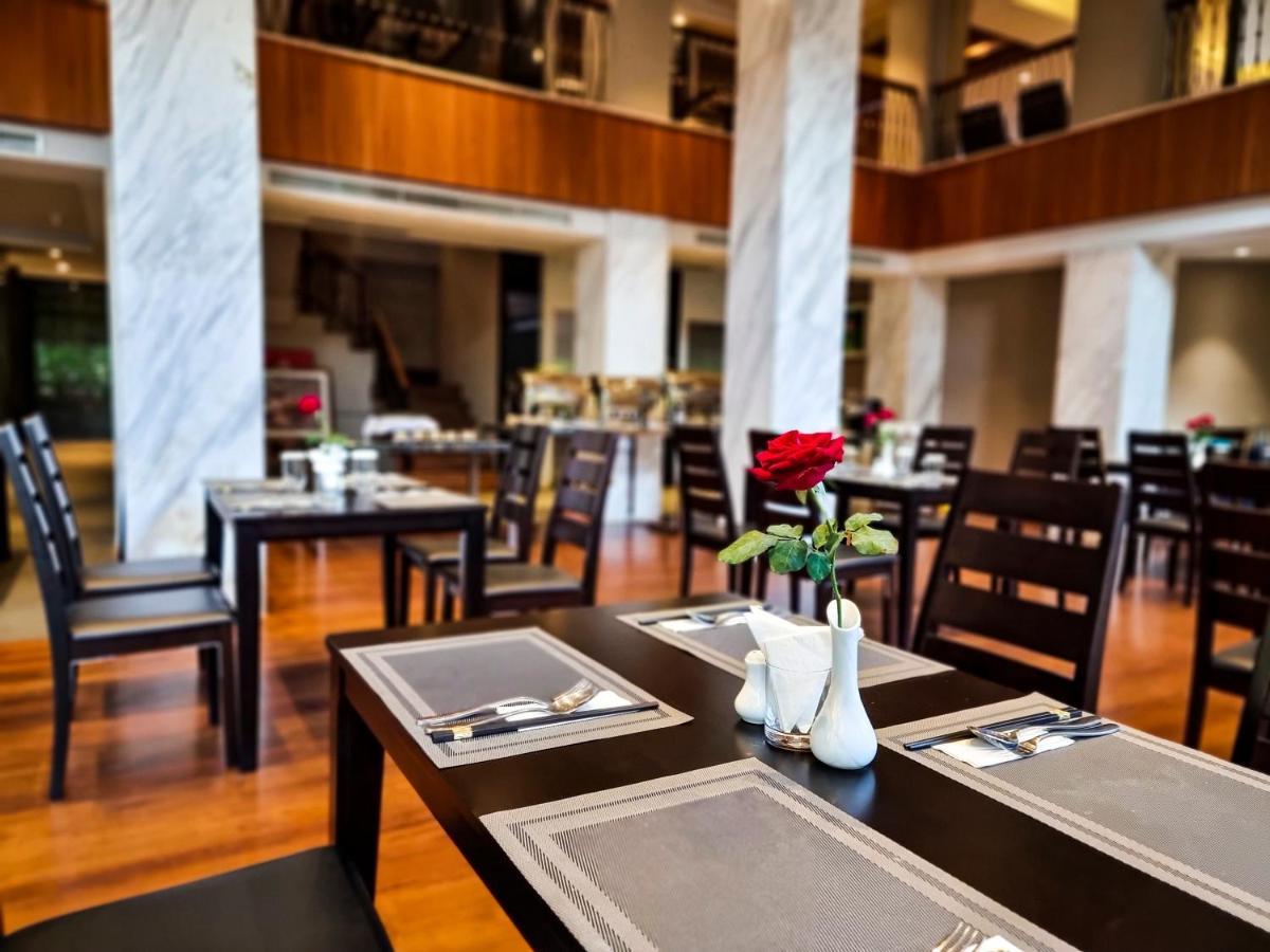 Prince Hotel 양곤 외부 사진